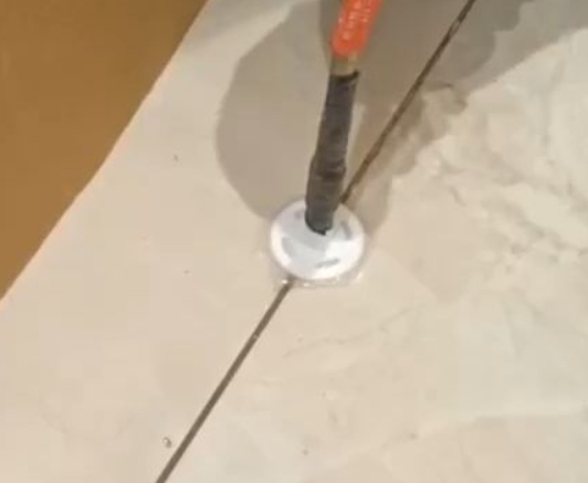 册亨瓷砖空鼓维修公司专业解答瓷砖在铺贴过程中，如果没有涂抹均匀到位的粘结材料（如水泥砂浆或瓷砖胶），可能会导致以下问题
